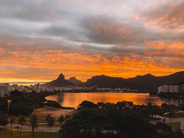 Regardless of where you choose to watch the sunset in Rio de Janeiro, the experience will be unforgettable. The city offers a variety of stunning scenes that combine perfectly with the natural spectacle of the sunset on the horizon.
