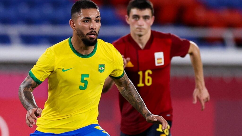 Douglas is a defensive midfielder who stands out for his ability to intercept passes, regain possession of the ball and initiate defensive plays. attack. He currently plays for Aston Villa in England. His consistency and tactical intelligence made him an important asset for both his club and the Brazilian national team.